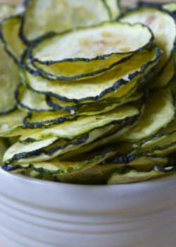 Dehydrated Zucchini Chips | The Foodie Dietitian @karalydon