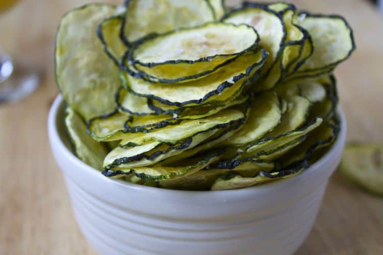 Dehydrated Zucchini Chips | The Foodie Dietitian @karalydon