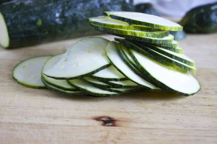 Zucchini Chips | The Foodie Dietitian @karalydon