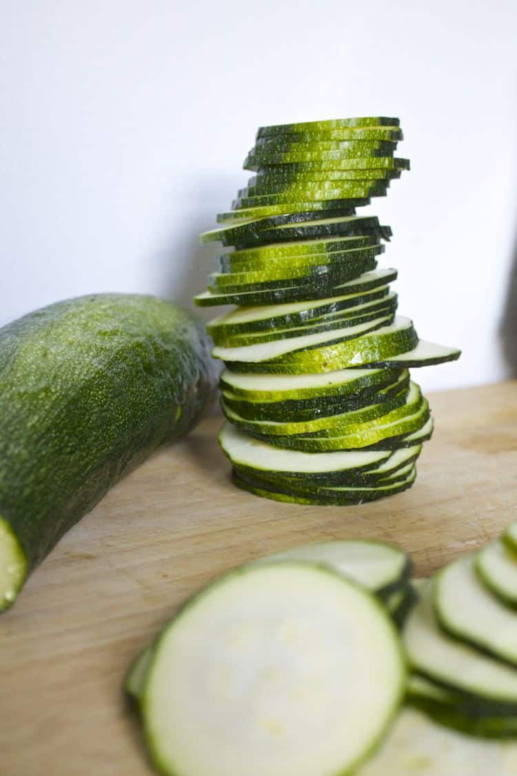 Dehydrated Zucchini Chips | The Foodie Dietitian @karalydon