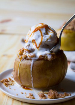 Slow Cooker Baked Apples | The Foodie Dietitian @karalydon