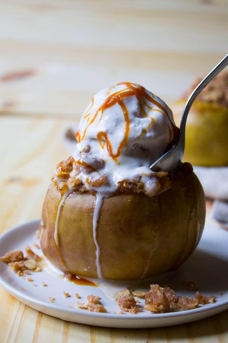 Slow Cooker Baked Apples | The Foodie Dietitian @karalydon