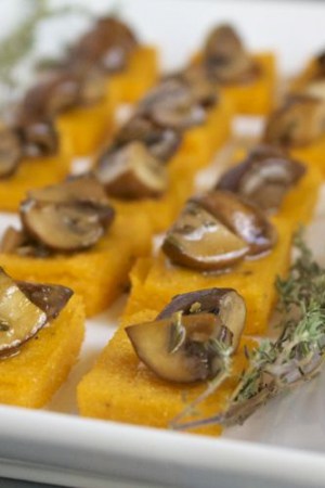 Sweet Potato Polenta with Thyme-Marinated Mushrooms | @TheFoodieDietitian