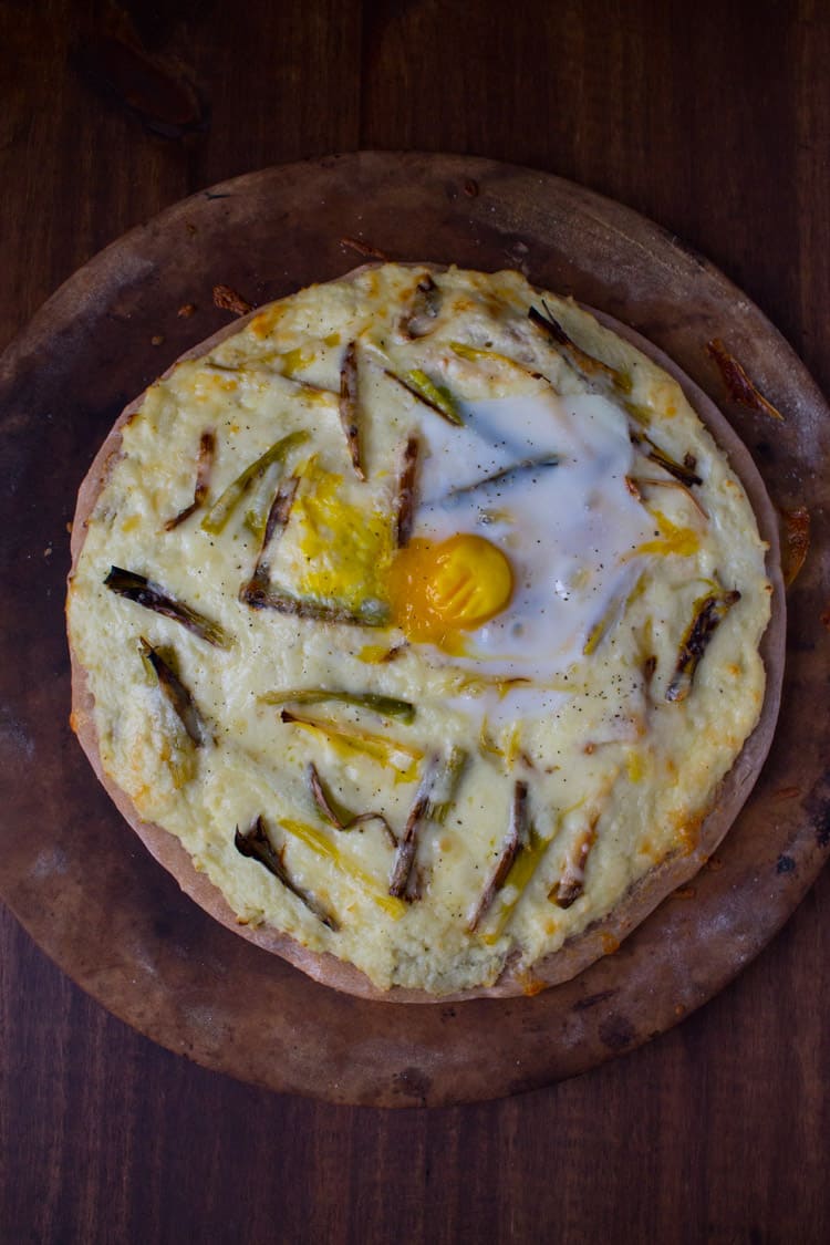 Cheesy Mashed Cauliflower and Roasted Leek Pizza | @TheFoodieDietitian
