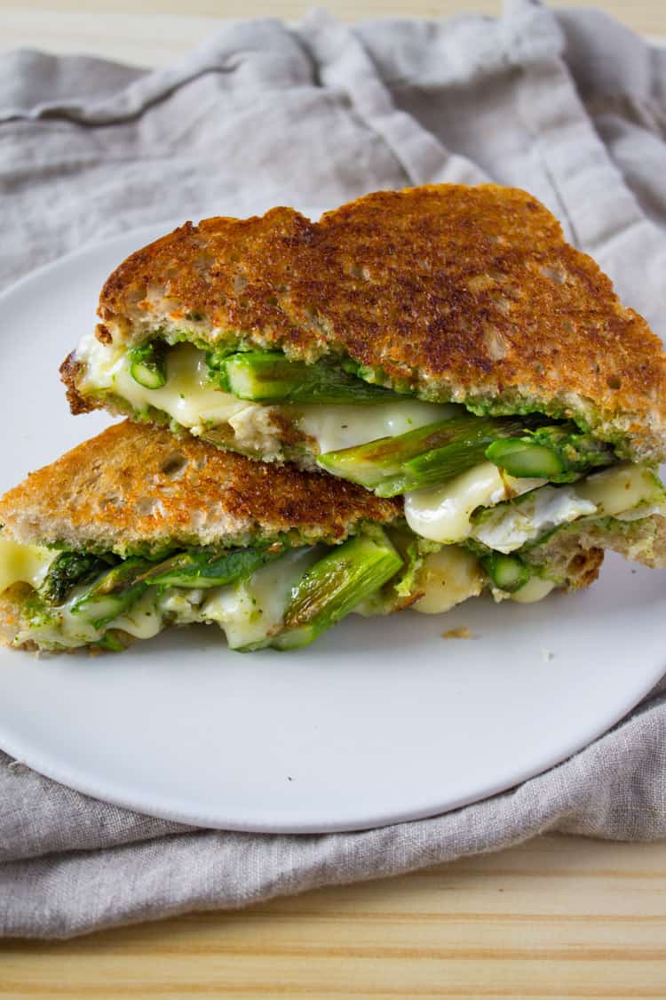 Asparagus and Brie Grilled Cheese with Arugula Pesto | @TheFoodieDietitian