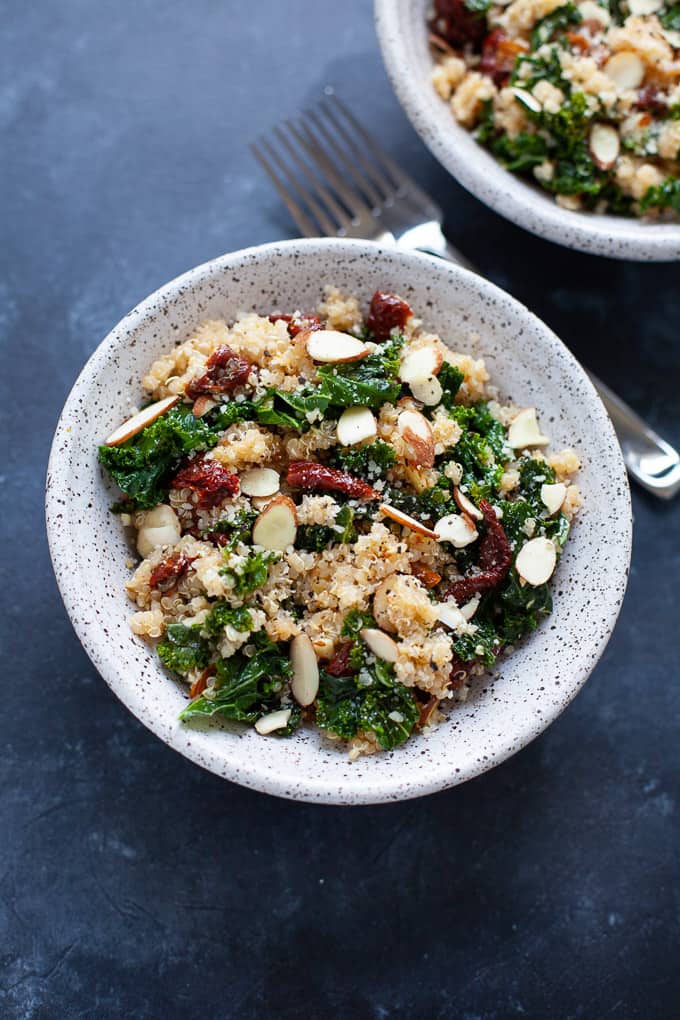 A 5 ingredient healthy kale and quinoa bowl that uses only five ingredients and takes less than 25 minutes to make