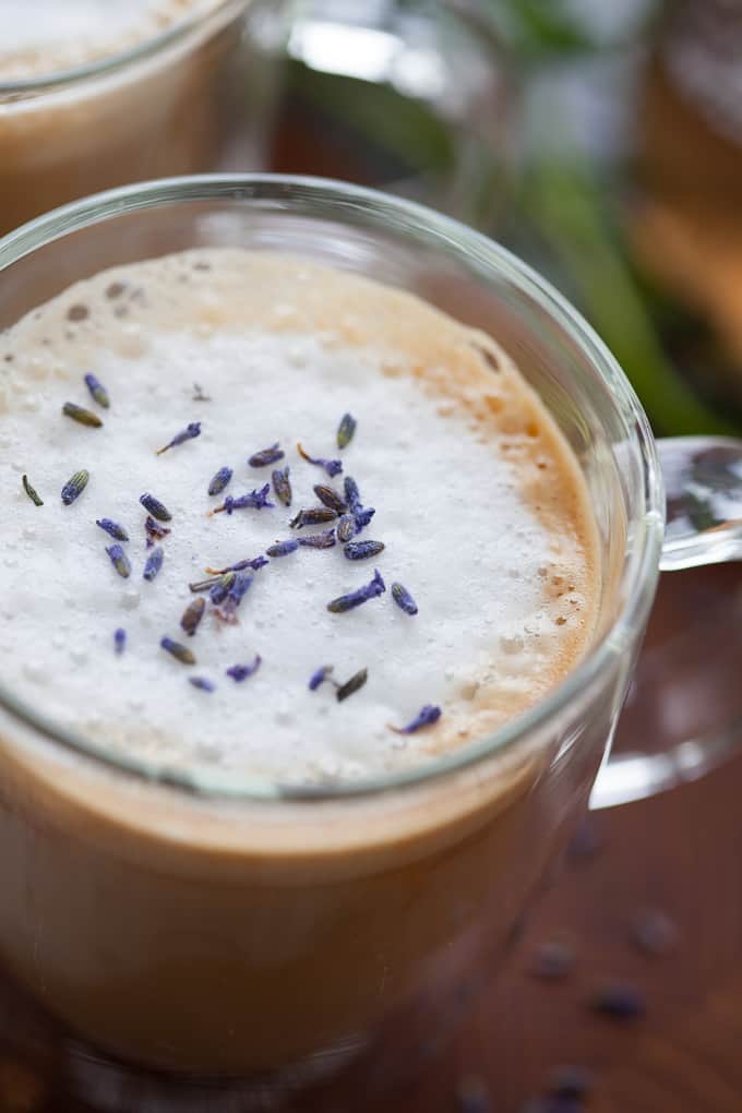 Gemütlicher Mandelmilch-Lavendel-Latte 