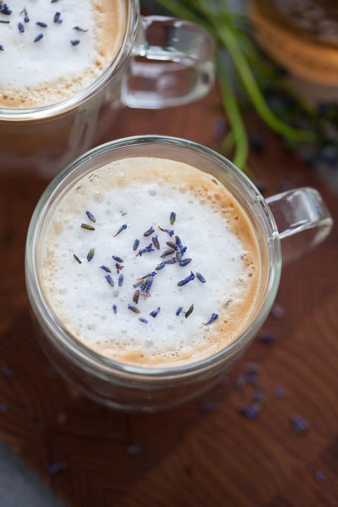 Gemütlicher Lavendel-Latte mit Mandelmilch!