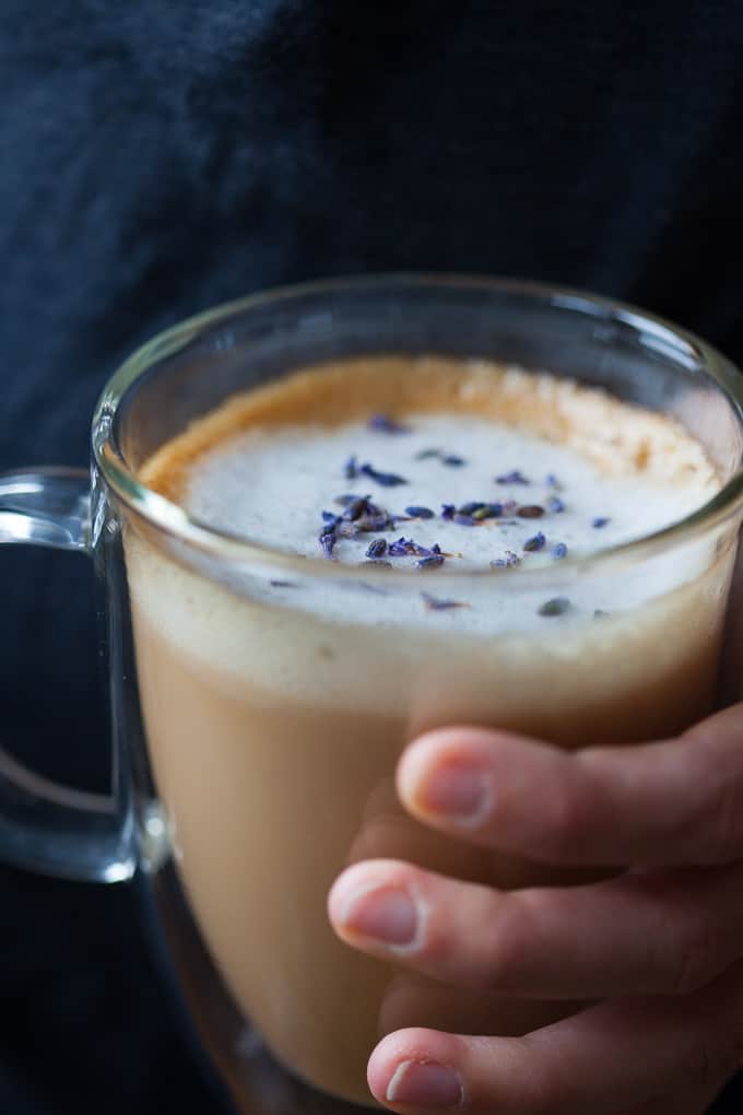 ¡Cálido café con leche de lavanda hecho con leche de almendras!