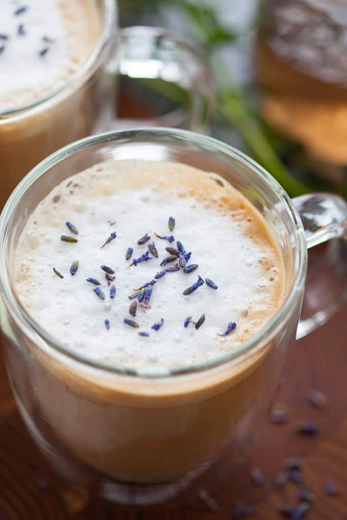 Warm, erdend und total gemütlich, dieser Lavendel-Mandelmilch-Latte ist perfekt für einen langsamen Morgen oder wenn du einfach einen Moment für dich brauchst.