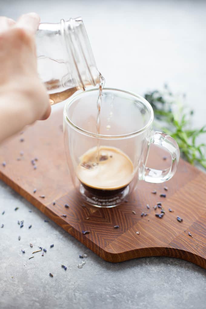 Sirope simple de lavanda para bebidas de café